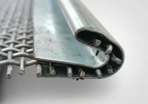 Hooked edge detail on crimped wire mesh panel